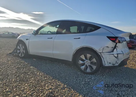 2022 Tesla Model Y z USA, uszkodzony, nr VIN 7SAYGDEE2NF426519